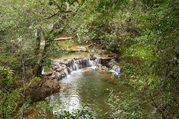 美丽的瀑布在雨林 — 图库照片