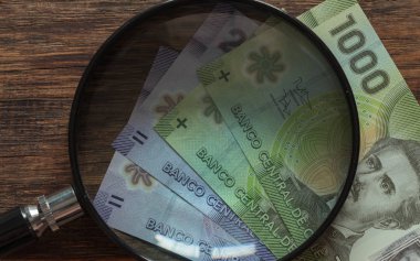 Şili para peso bir büyüteç ile