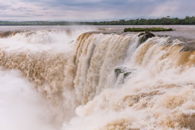 şelaleler, muhteşem doğanın gücünü gösteren suların basamaklandırır