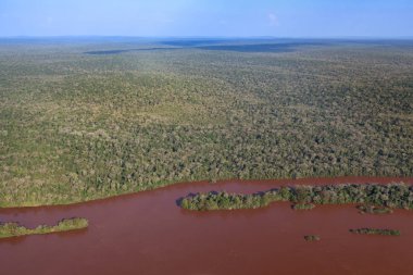 Iguazu Şelaleleri, parana Nehri ve büyük yağmur ormanları alanlarda üstten görünüm