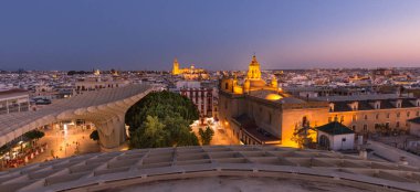 Sevilla, İspanya. Alacakaranlıkta şehir manzarası