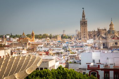 Sevilla, İspanya. Alacakaranlıkta şehir manzarası