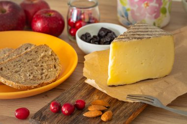 Peynir ekmek, taze kızılcık, badem ve Erik ilavesi ile birlikte Tomme de monatgne türü