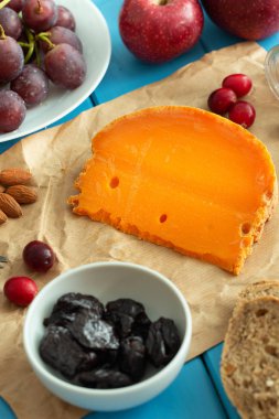 Mimolette, peynir ekmek ve taze kızılcık eklenmesi ile birlikte türü