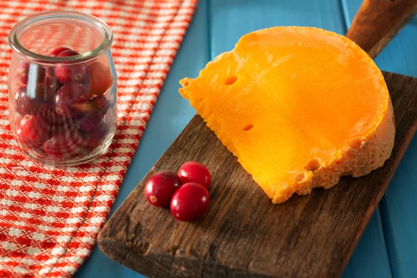 Mimolette Käsesorte Zusammen Mit Brot Und Frischen Preiselbeeren — Stockfoto