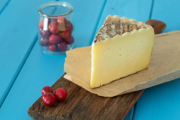 stock image Tomme de monatgne type of cheese together with the addition of bread, fresh cranberries, almonds