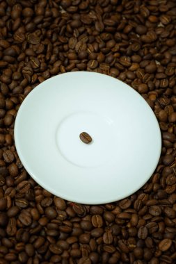 bir plaka üzerinde bir kahve çekirdeği