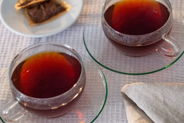 Ποτήρια Ζεστό Τσάι Στο Τραπέζι — Φωτογραφία Αρχείου