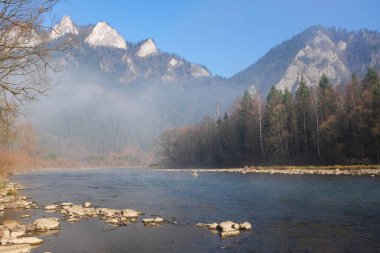 Sabah güneşi ve Pieniny dağ ve dunajec Nehri üzerinde asılı sis