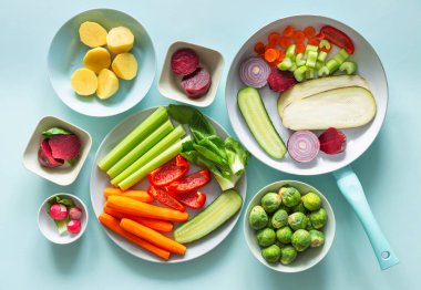 pastel mavi bir arka plan üzerinde taze sağlıklı sebze