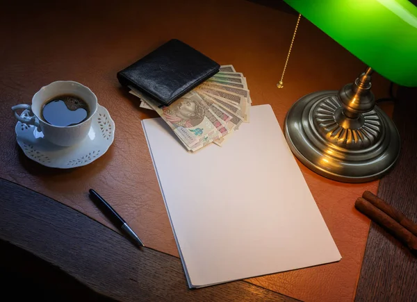 兹罗提 波兰的钱 在用银行灯照明的时尚办公桌上 — 图库照片