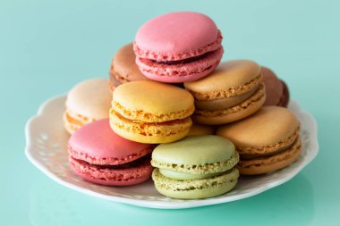 Bademli kurabiye pasta pastel yeşil cam zemin üzerine yumuşak renklerde