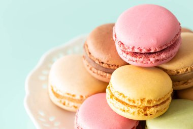 Bademli kurabiye pasta pastel yeşil cam zemin üzerine yumuşak renklerde