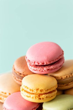 Bademli kurabiye pasta pastel yeşil cam zemin üzerine yumuşak renklerde