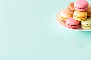 Bademli kurabiye pasta pastel yeşil cam zemin üzerine yumuşak renkleri, metin için boş yer