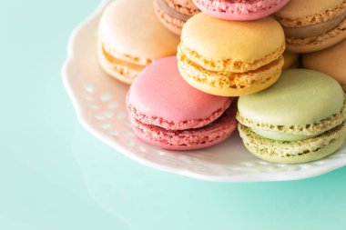 Bademli kurabiye pasta pastel yeşil cam zemin üzerine yumuşak renklerde