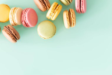 Bademli kurabiye pasta pastel yeşil cam zemin üzerine yumuşak renkleri, metin için boş yer