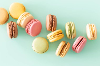 Bademli kurabiye pasta pastel yeşil cam zemin üzerine yumuşak renklerde
