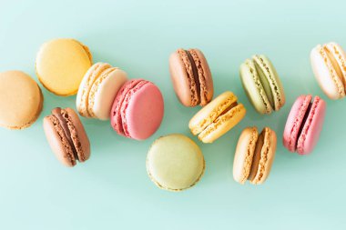 Bademli kurabiye pasta pastel yeşil cam zemin üzerine yumuşak renkleri, metin için boş yer