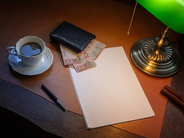 新西兰元在时尚的办公桌上 配有咖啡和一盏灯 — 图库照片