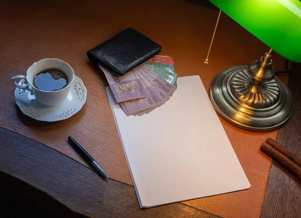 马来西亚的钱 林吉特 在用银行灯照明的时尚办公桌上 — 图库照片