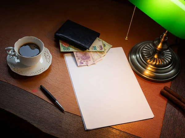 阿根廷的钱 在用银行灯照明的时尚办公桌上 — 图库照片
