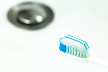 Diş fırçası ve diş macunu masanın üstünde.