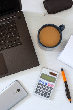 Notlar ve kahve bilgisayar ofis masası