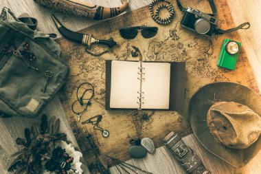 Eski harita, vintage seyahat ekipman ve dünya çapında seyahat hatıralık