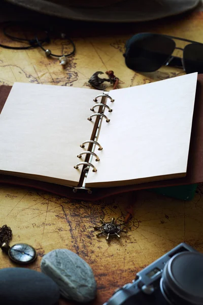 旧地图和旅行者的笔记本与空白空间的文字 — 图库照片