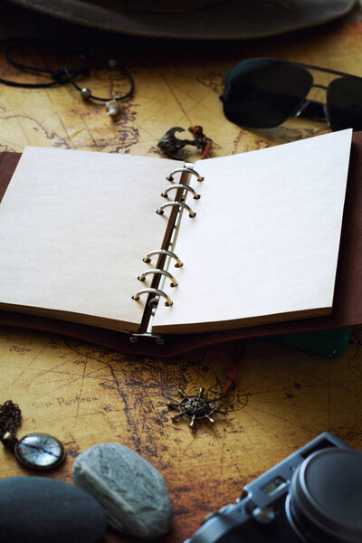 старая карта и ноутбук путешественника с пустым местом для текста, винтаж
