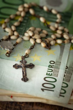 Para bir arka plan üzerinde Katolik haç