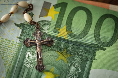 Para bir arka plan üzerinde Katolik haç