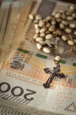 Katolik para bir arka plan üzerinde çapraz / kavram
