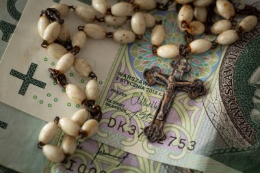 Katolik para bir arka plan üzerinde çapraz / kavram