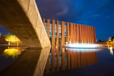 Katowice. Şehrin modern mimarinin gece görünümü