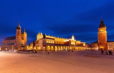 Krakow / gece tarihi eski şehir manzaralı