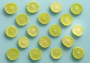 Mavi pastel renkli Sulu kireç dilimleri