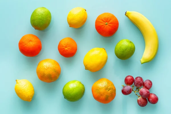 Fruta Fresca Vidro Azul Pastel — Fotografia de Stock