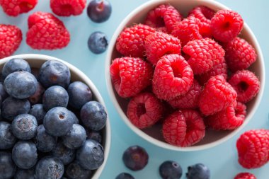 Orman meyve, ahududu ve böğürtlen, lezzetli mevsim meyveleri