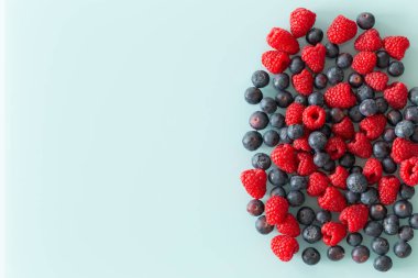 Orman meyve, lezzetli meyveler, pastel mavi cam arka plan metin için yer ile