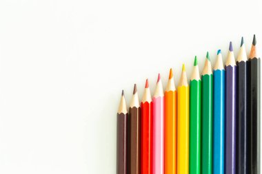 Beyaz arkaplanda renkli kalemler