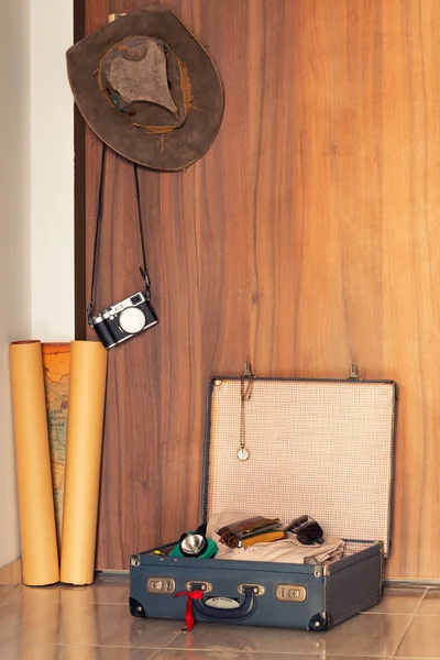 kamera konumu kapıyı, vintage tarzı, bir tatil gezi kavramı önünde olan dolu bavul