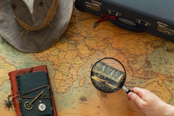 旧地图与珍宝箱子和远征设备在 Vinatge — 图库照片