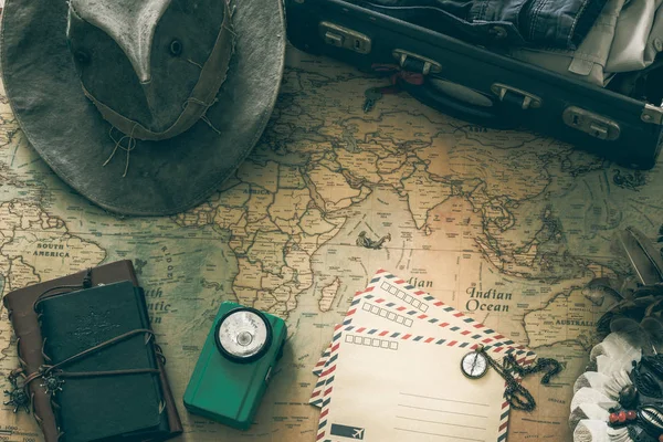 Старая карта, винтажное туристическое оборудование и сувениры из путешествия — стоковое фото