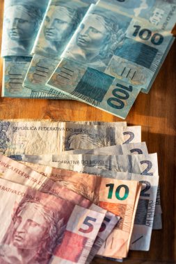 Brezilya parası, yüz reais banknotlar