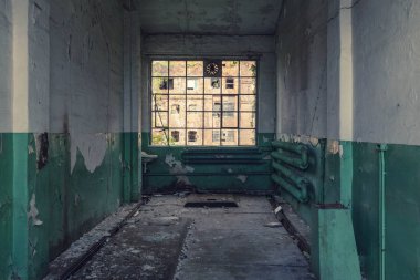pencerenin dışında tarihi mimarisi ile terk edilmiş fabrika binaları