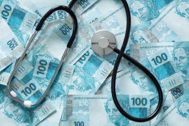 Ekonomi ve para gücü kavramı olarak tıbbi bir stetoskop ile Brezilyalı para