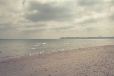 bulutların arkasından çıkan güneş ışınlarıdeniz manzara