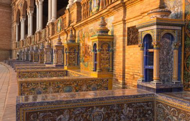 Seville, İspanyol Meydanı (Plaza de Espana) ve dekoratif mimari azulejo bilinen